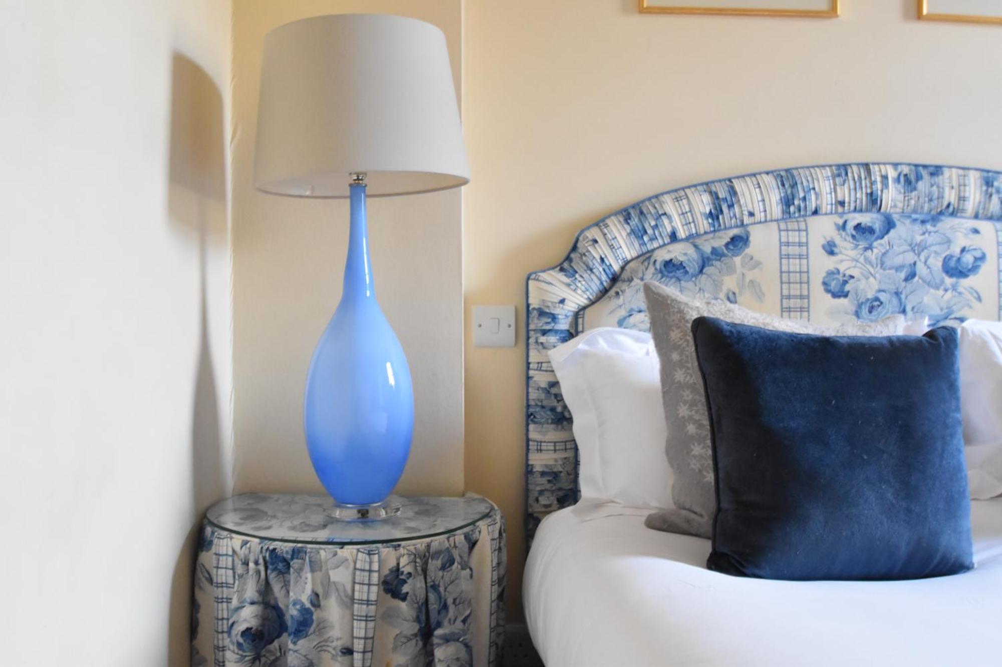 فندق دار ضيافة وييندسور باث الغرفة الصورة A blue glass lamp