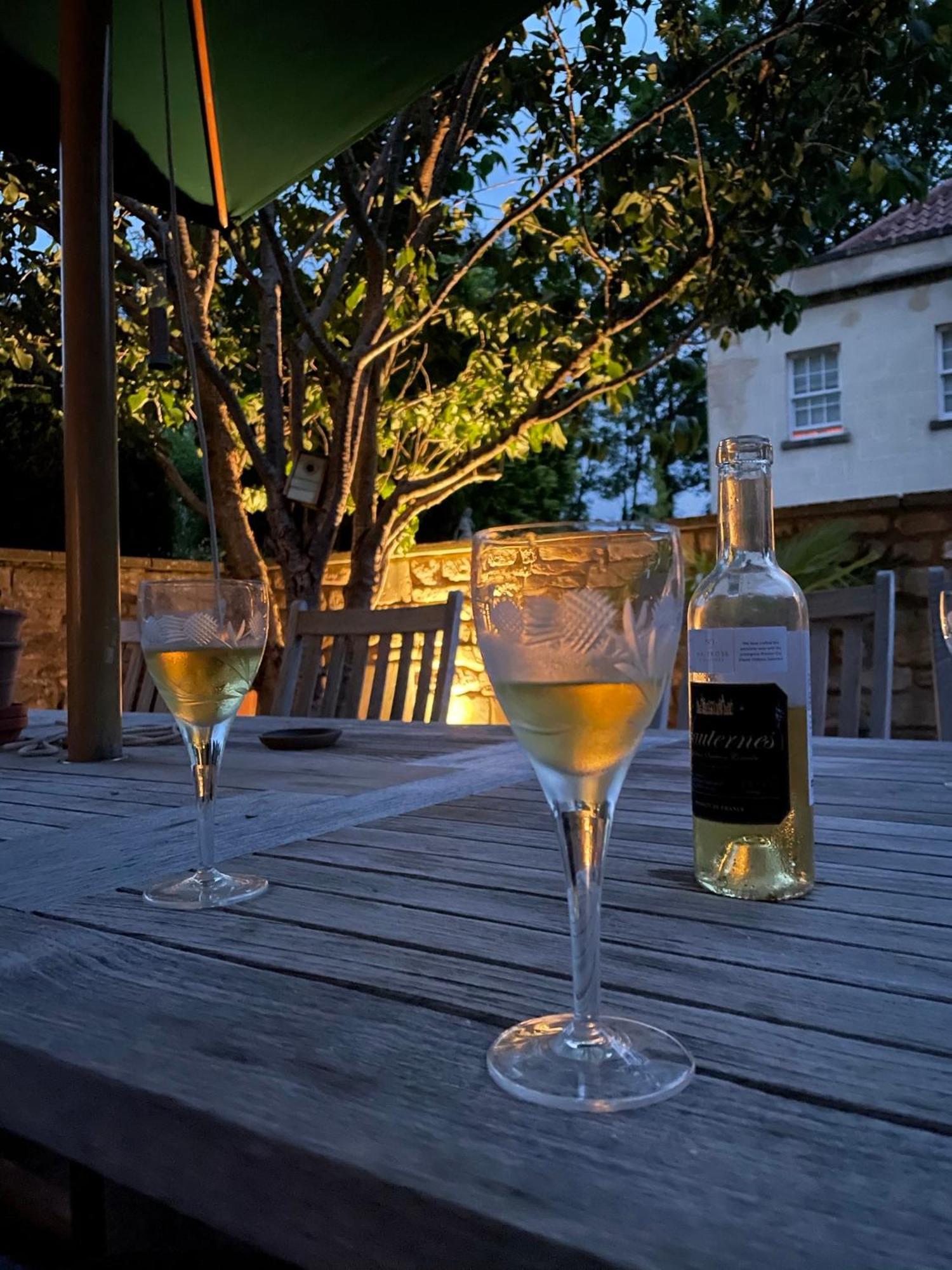 فندق دار ضيافة وييندسور باث الغرفة الصورة A glass of wine