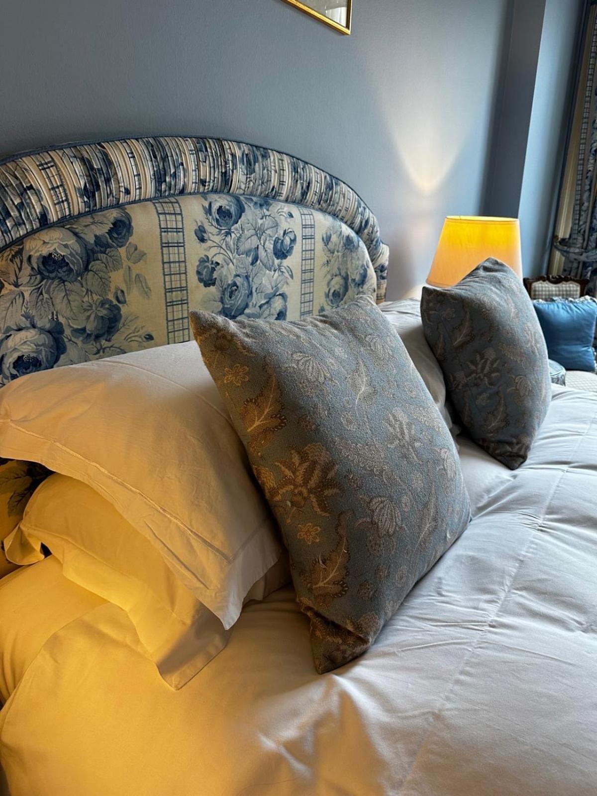 فندق دار ضيافة وييندسور باث المظهر الخارجي الصورة Cushions on a bed