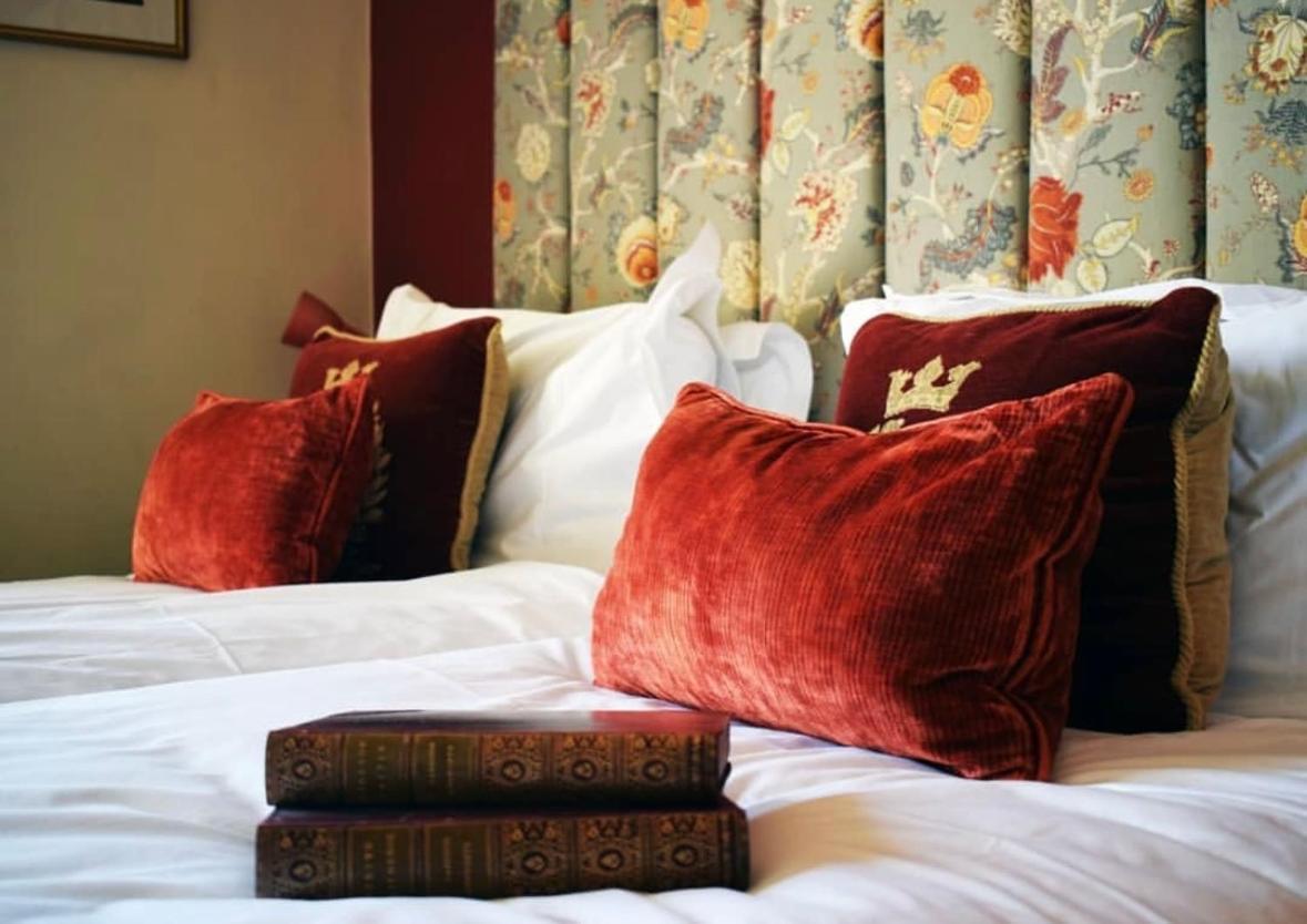 فندق دار ضيافة وييندسور باث المظهر الخارجي الصورة A bed with cushions